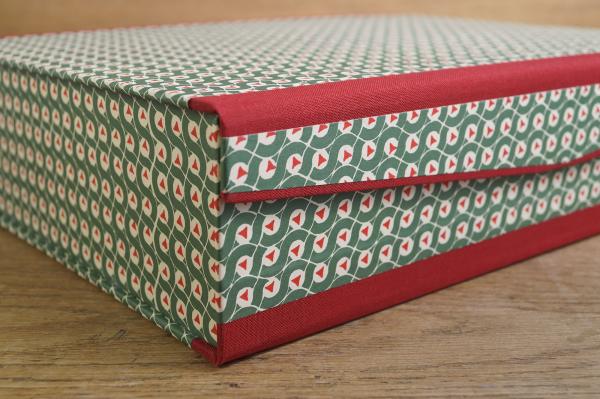 Archivbox Rosi mit rot grünem Muster handmade in Germany